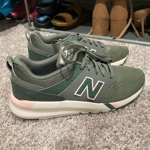 New Balance Tennis Shoes (NEVER WORN)